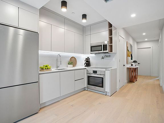 5th image of 106 Jefferson Ave #2