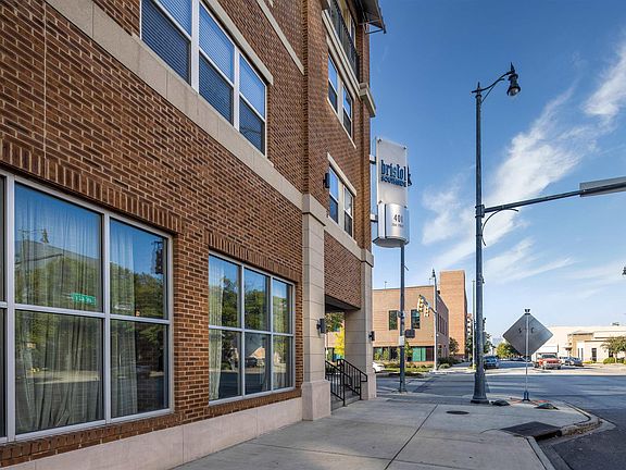 2nd image of 401 20th St Unit 207
