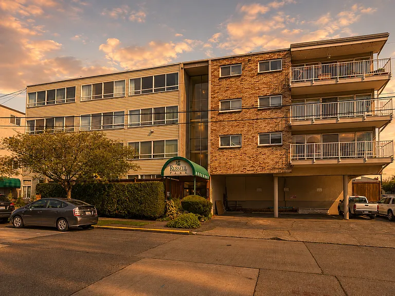 Russell/Central Park in the Heart of Ballard — Photo 36