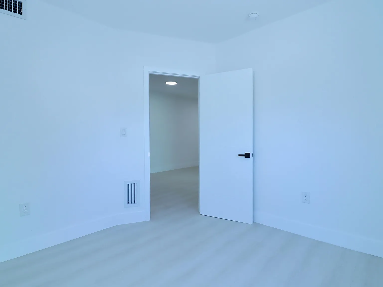 2 bed, 1.0 bath, 2752 sqft, $1,900 — Photo 4
