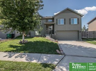 9223 Summit St, Omaha, NE 68122