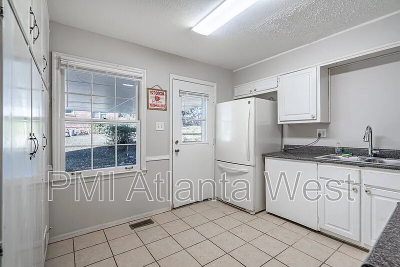 5 bed, 3.0 bath, 1900 sqft, $1,950 — Photo 1