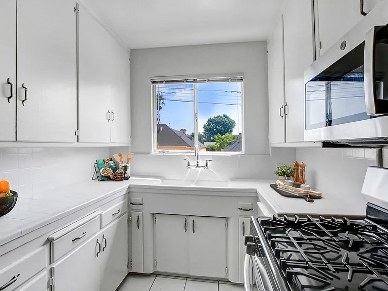Hayworth Avenue Apartments — Photo 12