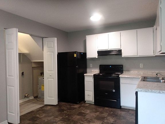 2nd image of 900 Kingsbury Dr APT C