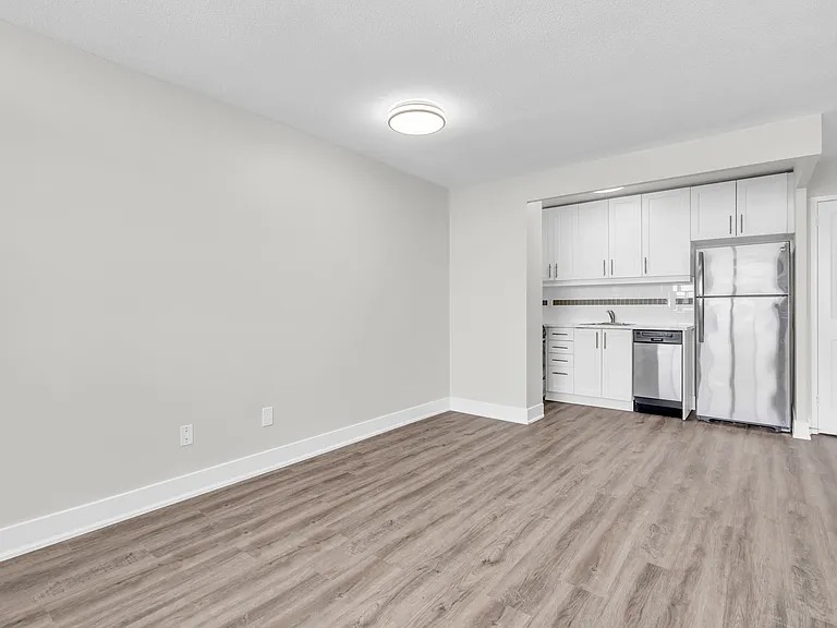221 Queen St S — Photo 24