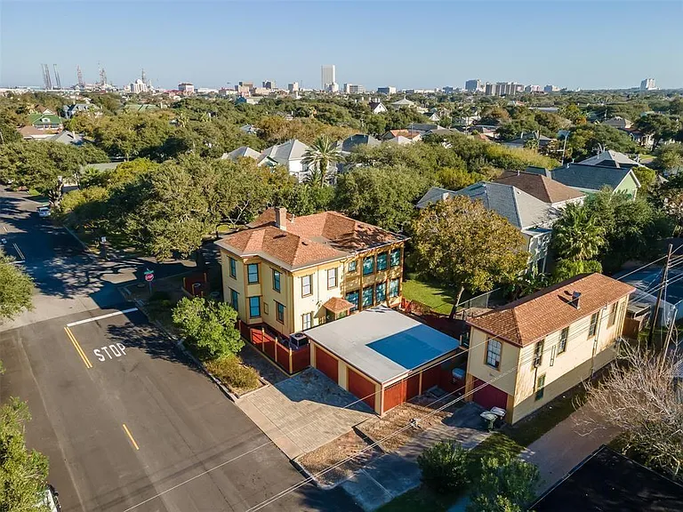 2927 Bernardo De Galvez Ave — Photo 16