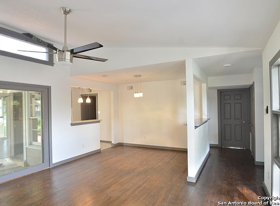 3rd image of 515 Edgebrook Ln