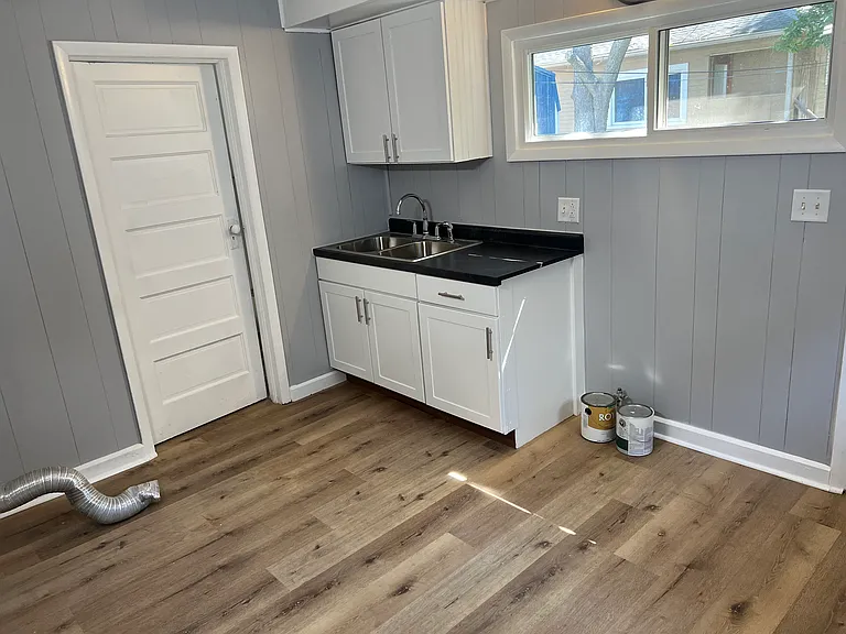 1305 S Belmont Ave — Photo 2