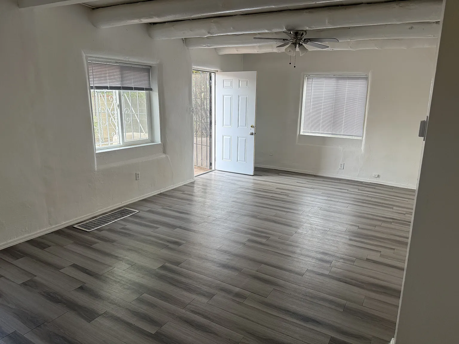 3 Bd / 2 Ba End Unit Apt in the SW — Photo 3