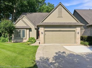 24597 Edgewood Dr, Novi, MI 48374