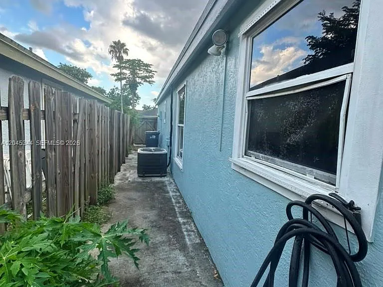 768 SW 9th St — Photo 18