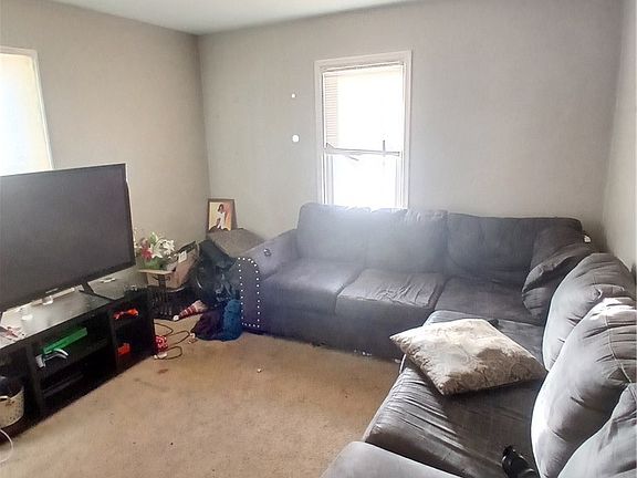 3rd image of 852 Marmion Ave