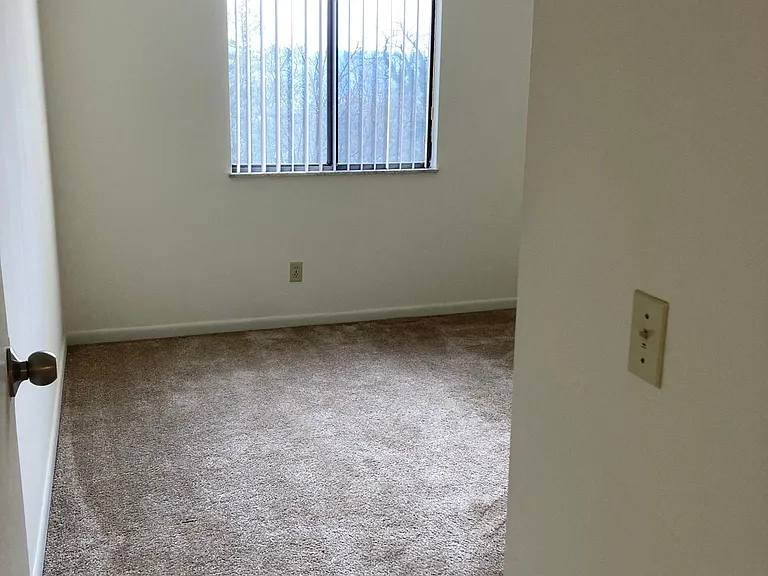 Grandin Club Apartments — Photo 13