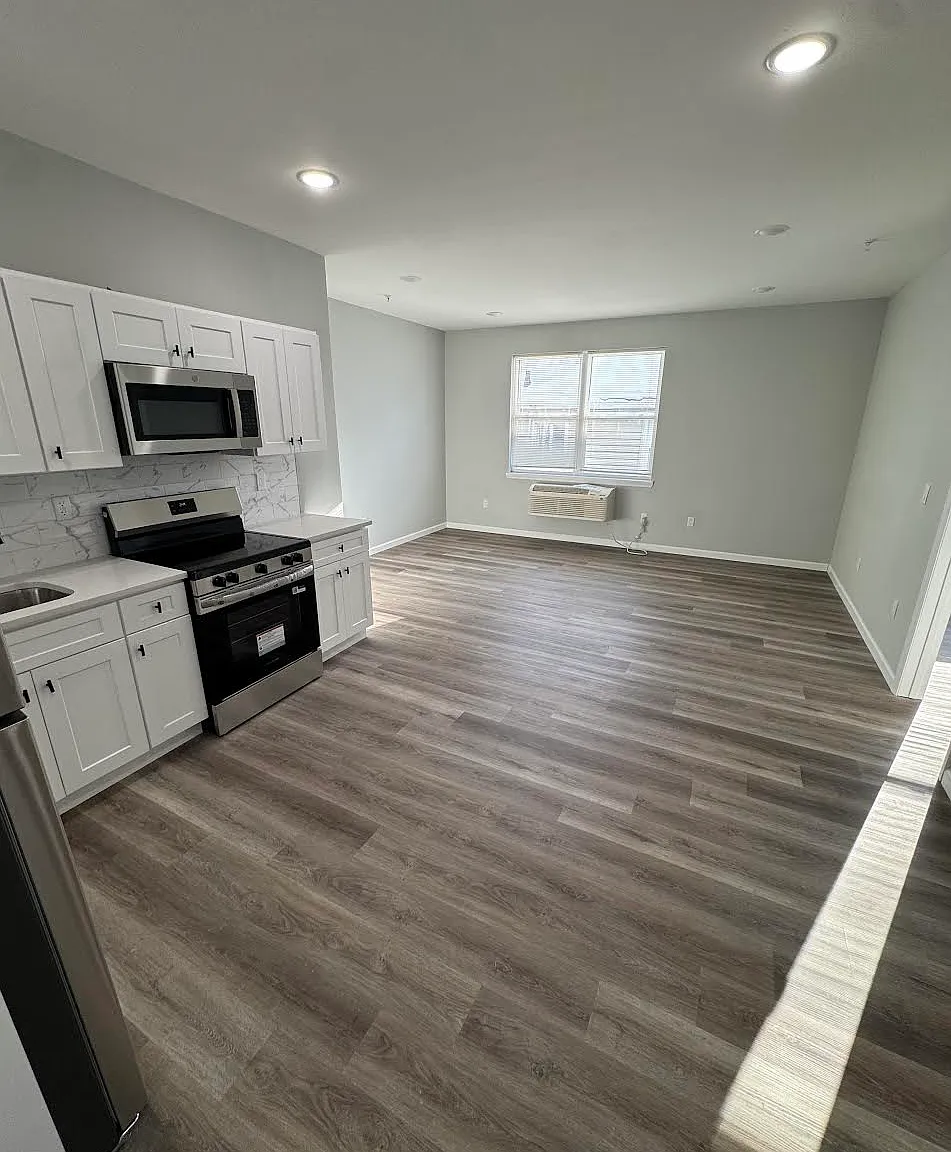 1 bed, $1,818 — Photo 2