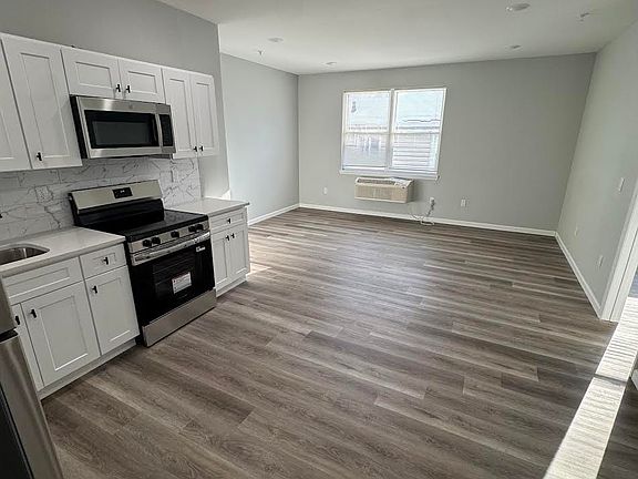2nd image of 22 Seeley St