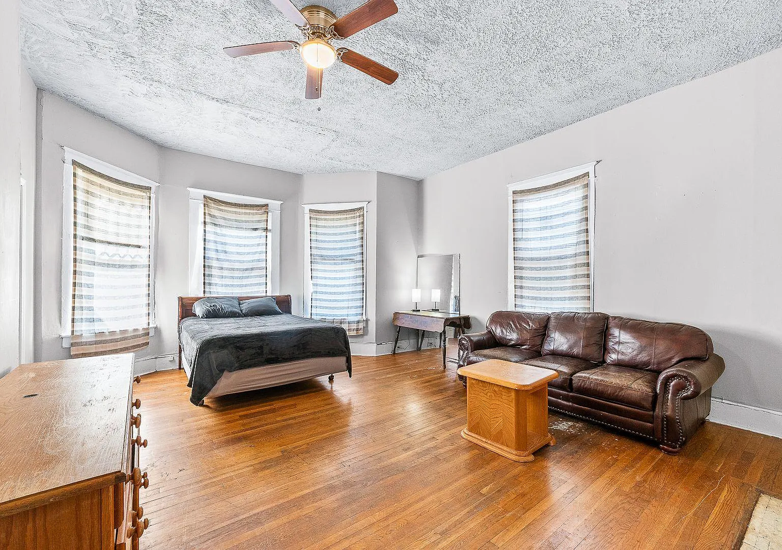 4 bed, 4.0 bath, 4100 sqft, $828 — Photo 1