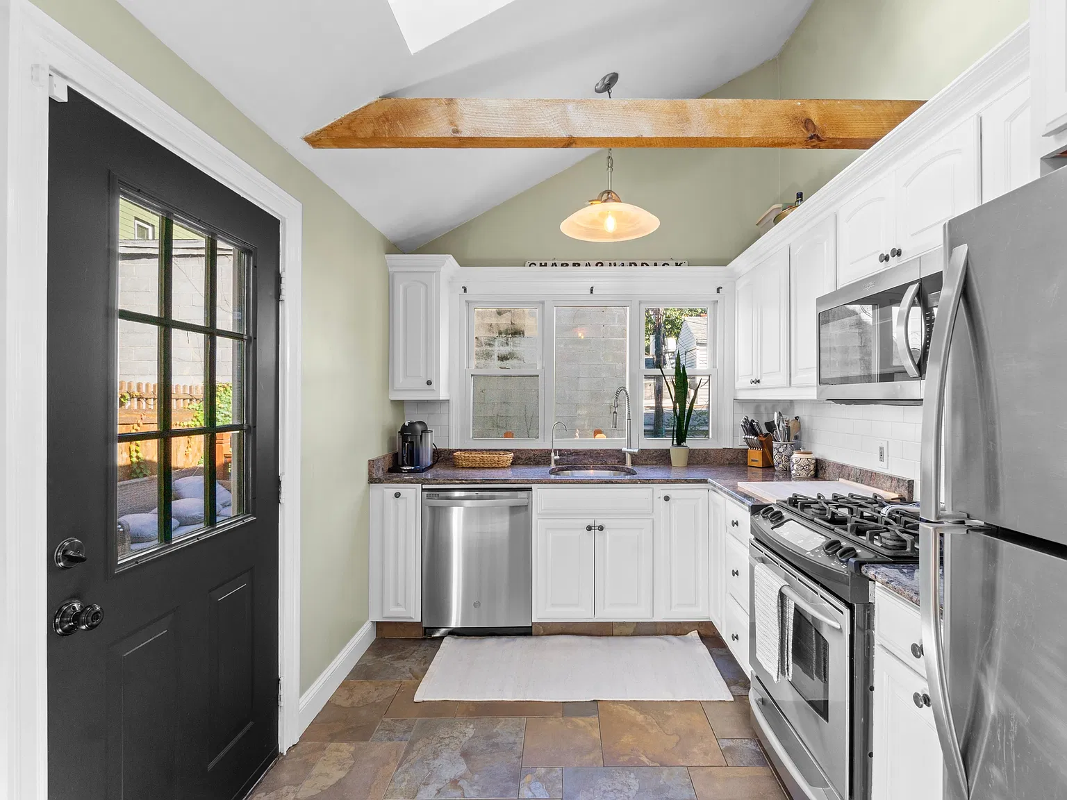 2 bed, 1.5 bath, 935 sqft, $4,000 — Photo 3