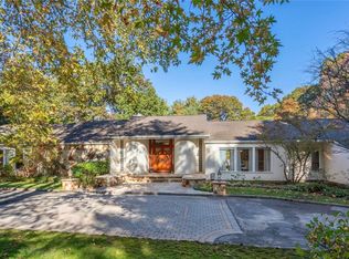 26 Ursuline Ct, Oyster Bay, NY 11771