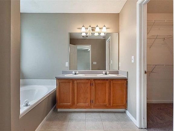 4th image of 106 Laguna Springs Dr