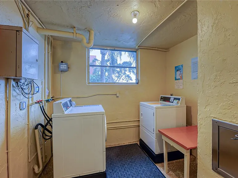 2400 NE 10th St #204 — Photo 25