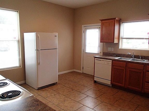 3rd image of 801 William St