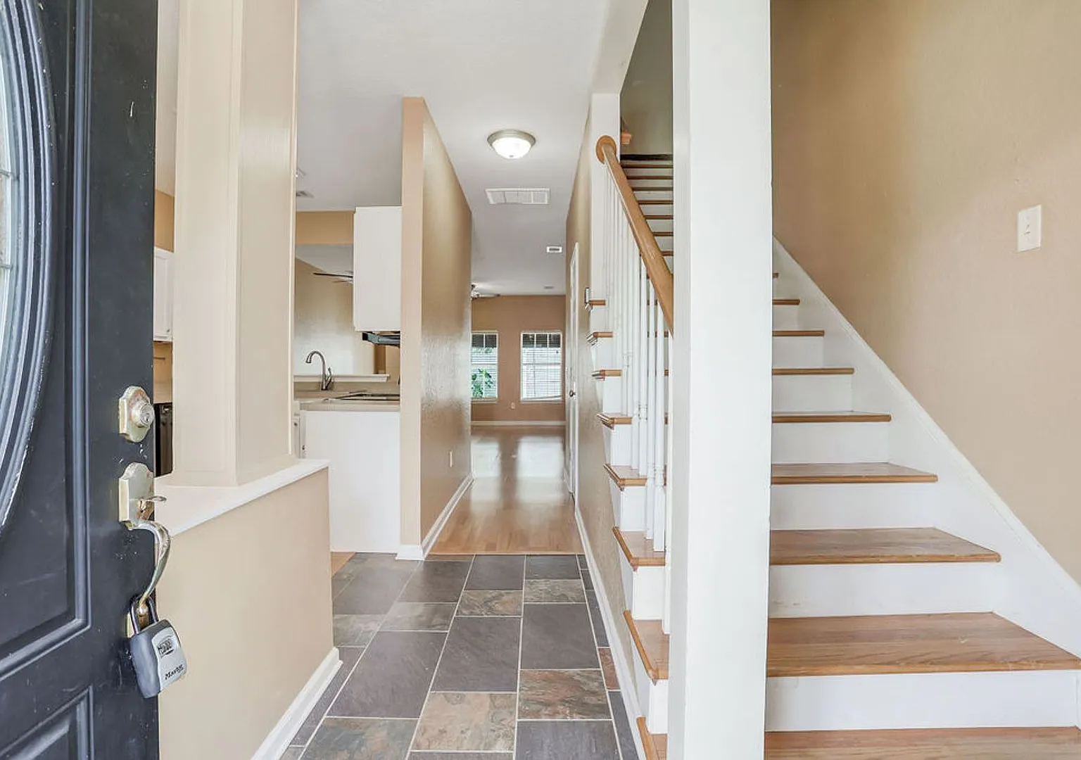 3 bedroom 3.5 bath townhome with garage — Photo 3