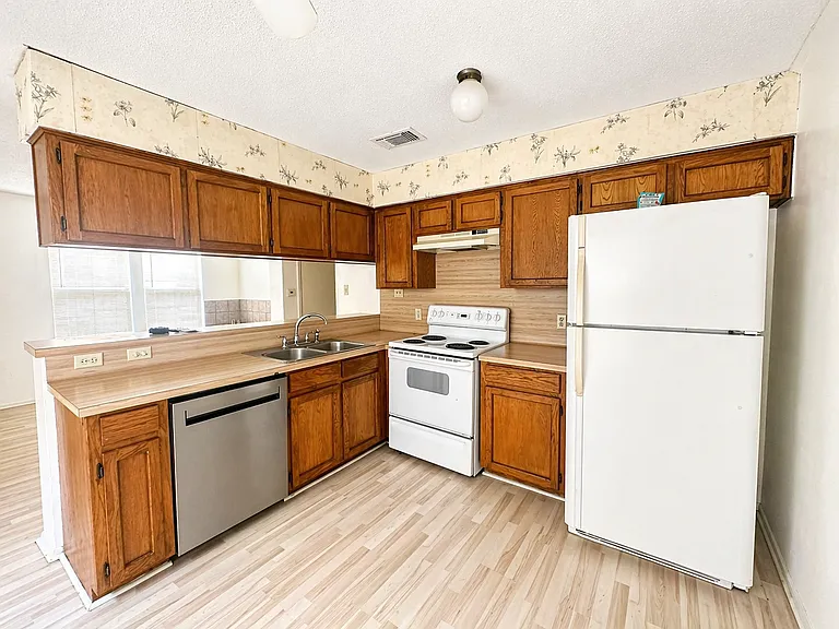 5608 Cougar Dr #214 — Photo 4