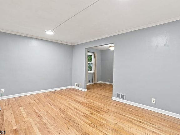 4th image of 654 Howard St