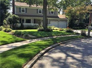 15 Harmon Pl, Hauppauge, NY 11788