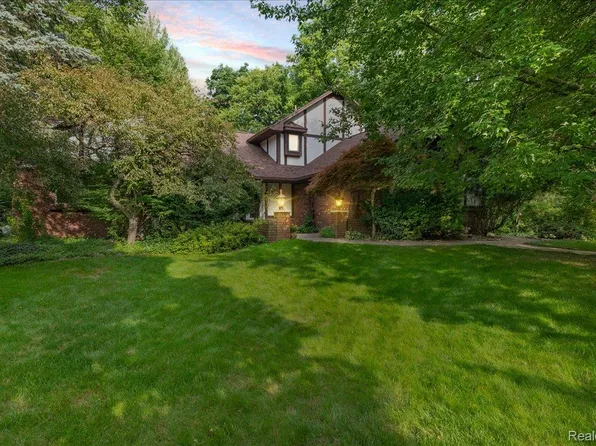 2241 Willow Leaf Dr, Rochester Hills, MI 48309