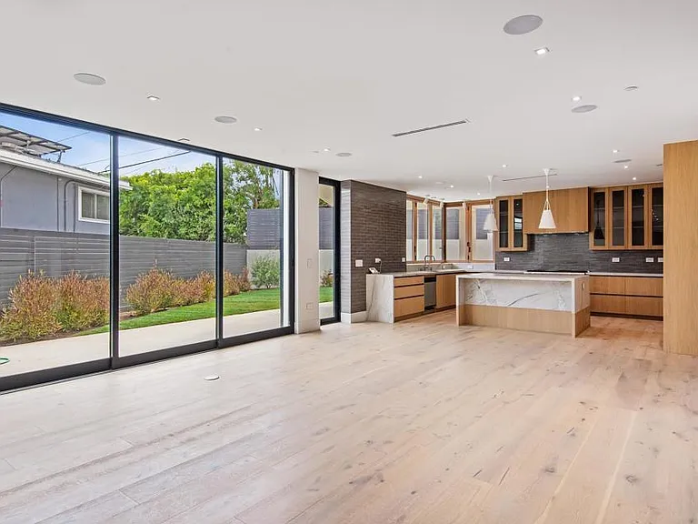 1030 Centinela — Photo 11