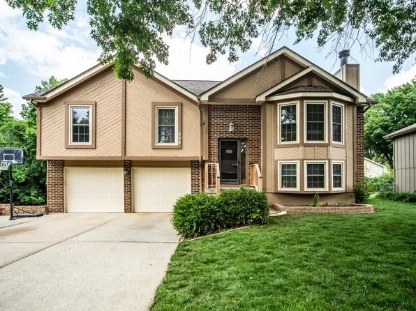 209 SE Winburn Trl, Lees Summit, MO 64063
