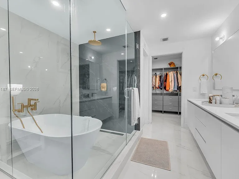 700 NE 24th St #1405 — Photo 3