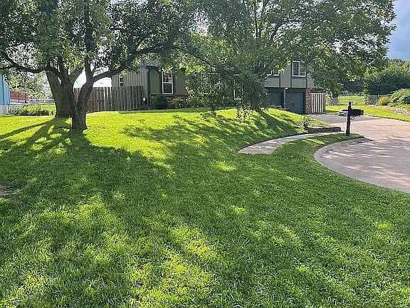 Large front yard on cul-de-sac