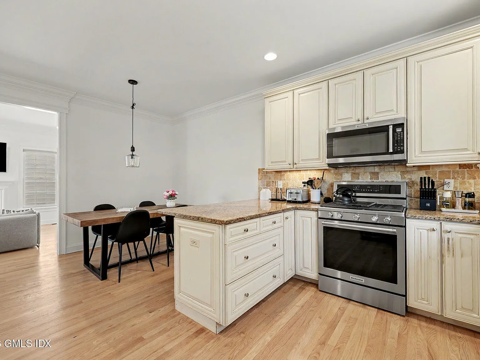3 bed, 3.5 bath, 1958 sqft, $6,300 — Photo 2