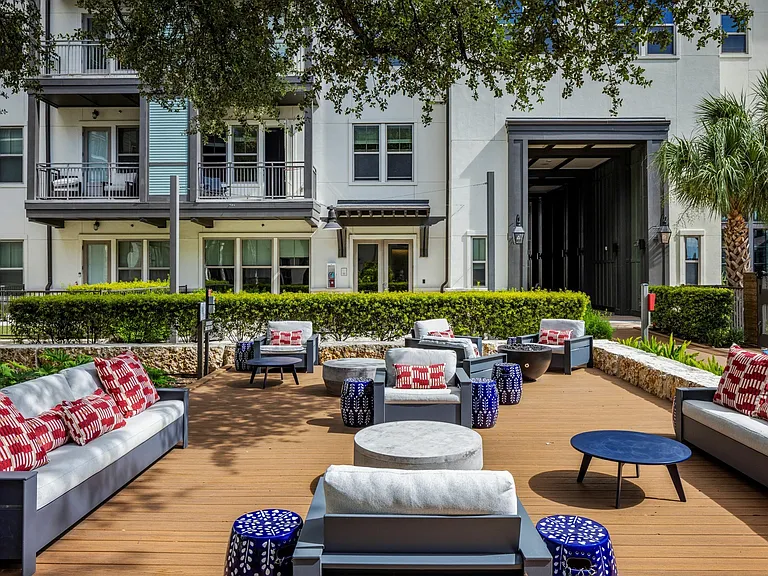 Lakeline_amenity_outdoor lounge_LG-2