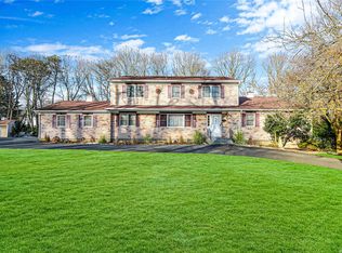 4 Loft Rd, Smithtown, NY 11787