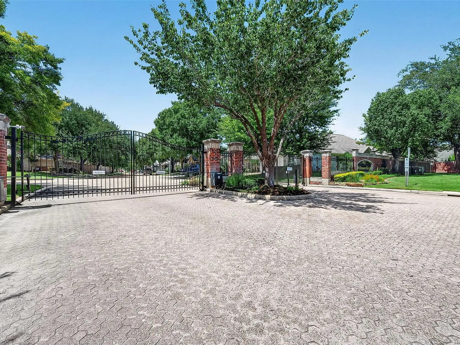 3 bed, 2.0 bath, 2320 sqft, $3,499 — Photo 2