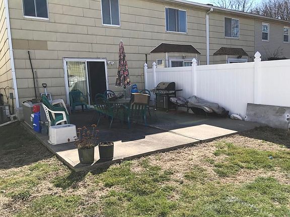 3rd image of 61 Caswell Ln