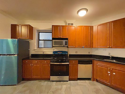 2nd image of 214 W 92nd St APT 2