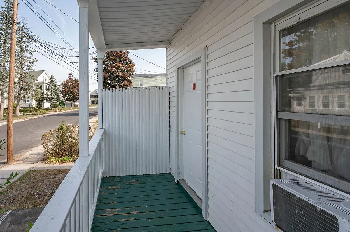 2 bed, 1.0 bath, 1100 sqft, $2,600 — Photo 3