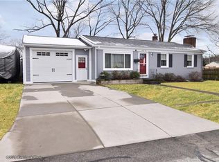 92 Coventry Dr, Coventry, RI 02816