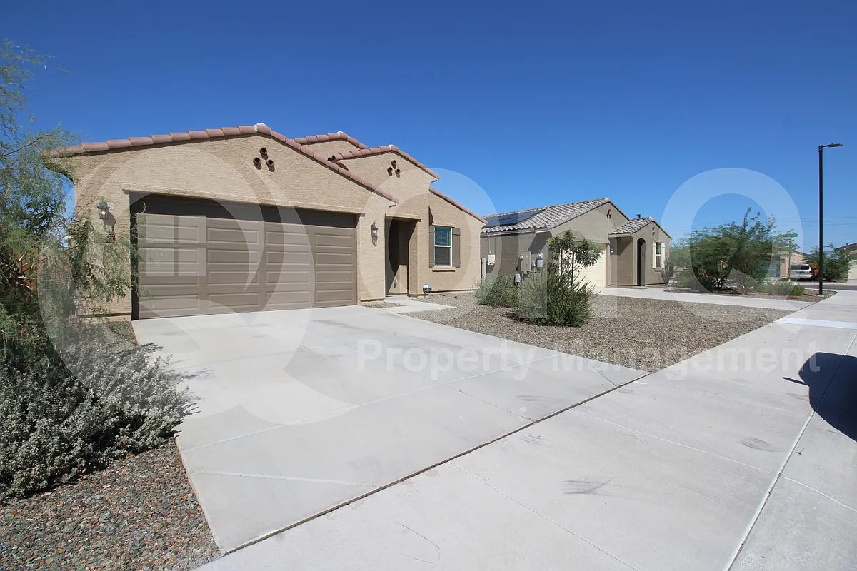 4 bed, 2.0 bath, 2109 sqft, $2,195 — Photo 2
