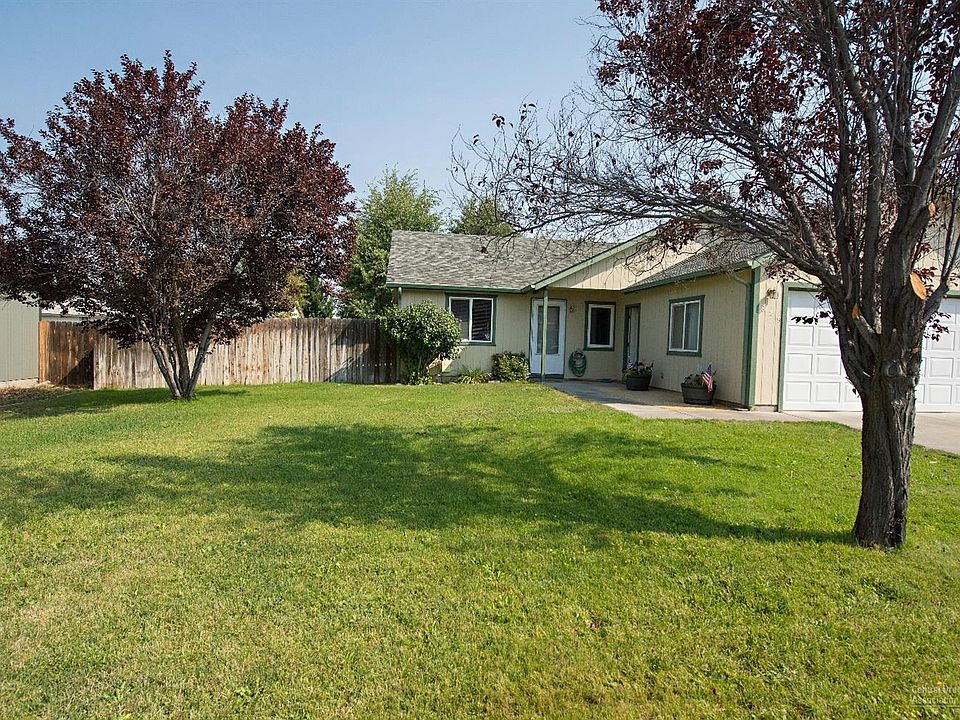 1st image of 829 NW Redwood Pl