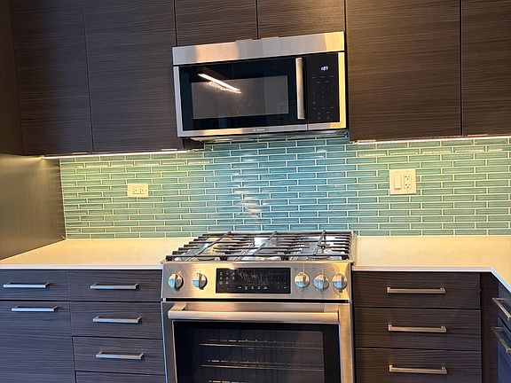 3rd image of 615 Green Bay Rd #216