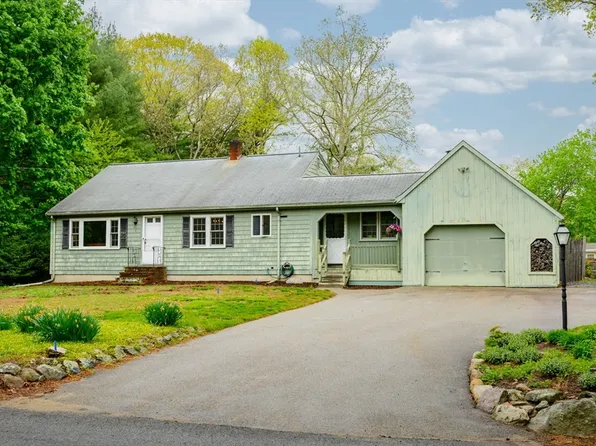 101 Brook Bend Rd, Hanover, MA 02339