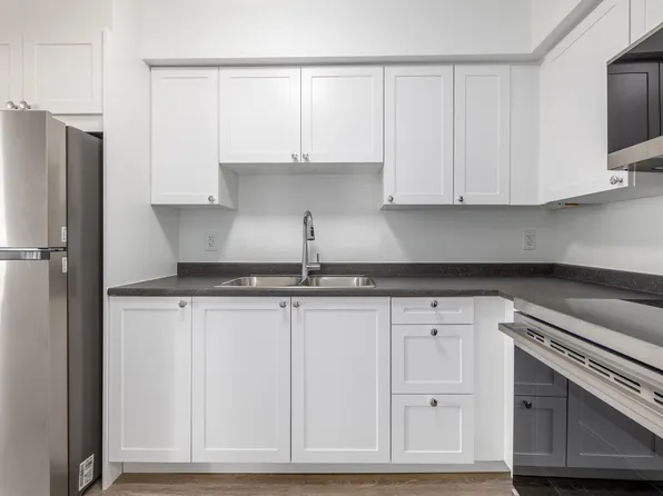 30 High St E #301, Mississauga, ON L5G 1J8