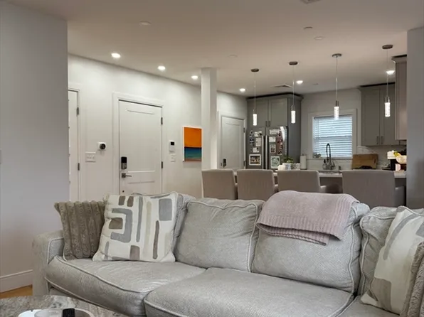 34 Park St #4, Newton, MA 02458