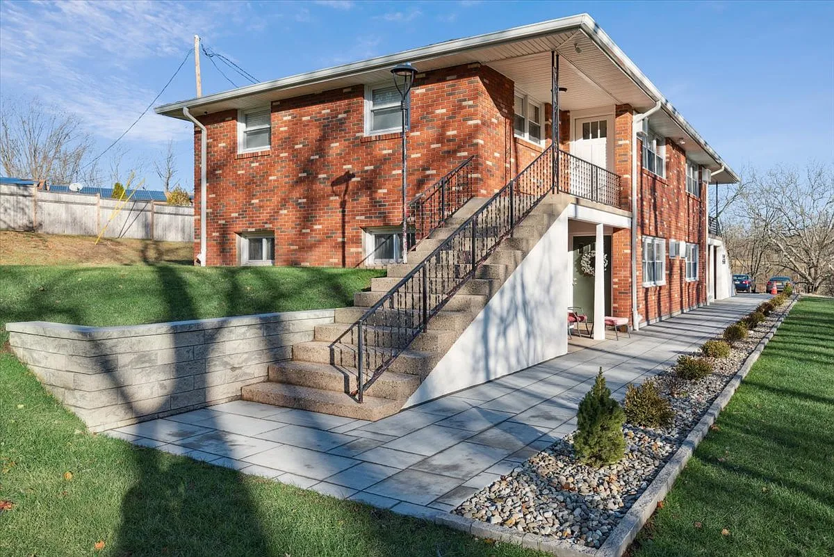 2 bed, 825 sqft, $2,225 — Photo 3