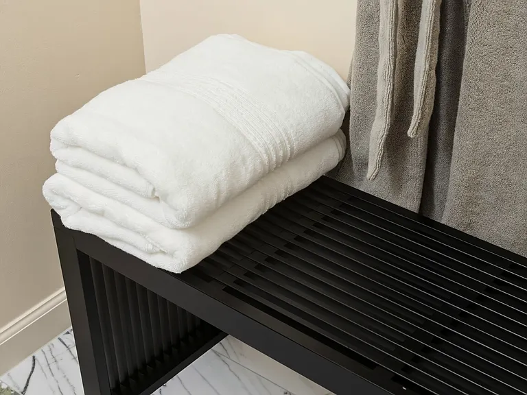 Fully remodeled guest bathroom with premium towels (Pic 6)